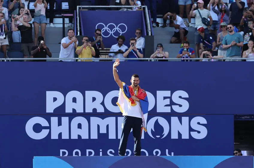 WATCH Novak Djokovic with his gold medal under the Eiffel Tower