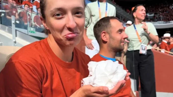 photo-iga-swiatek-came-with-tissues-to-rafael-nadal-s-french-open-ceremony-